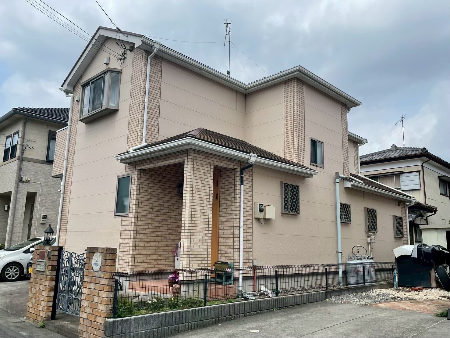 深谷市の築20年住宅を屋根カバー工事と外壁クリア塗装で防水性・耐久性アップ施工事例